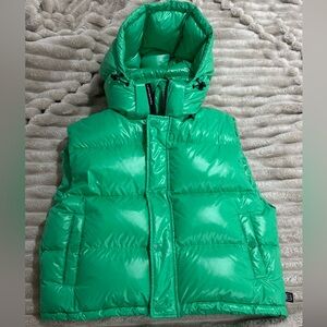 Aritzia TNA The Super Puff Down Vest Hooded Green Size M – Trending